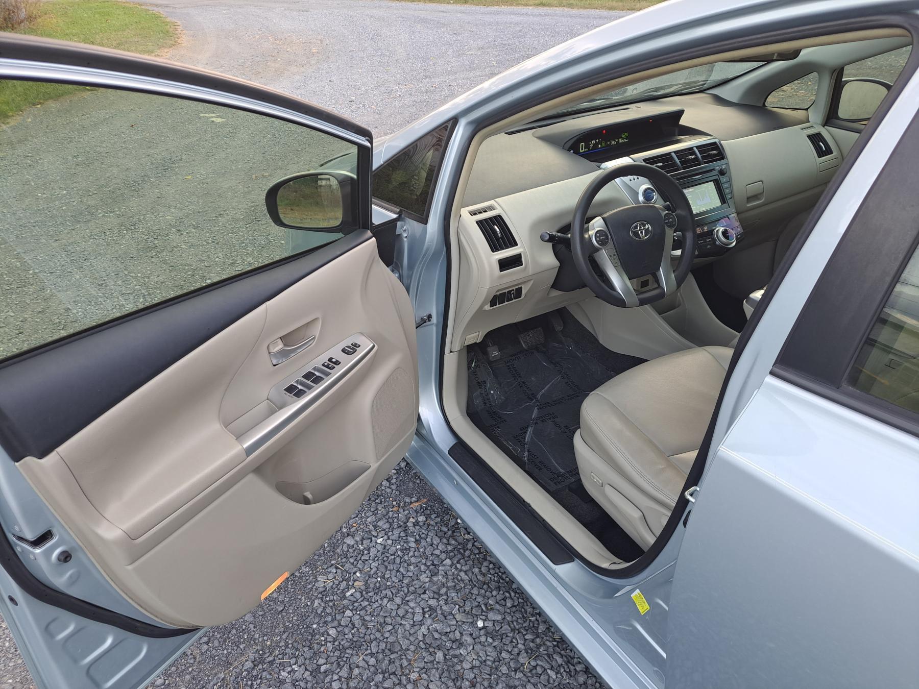 2013 Toyota Prius V Two - 208345